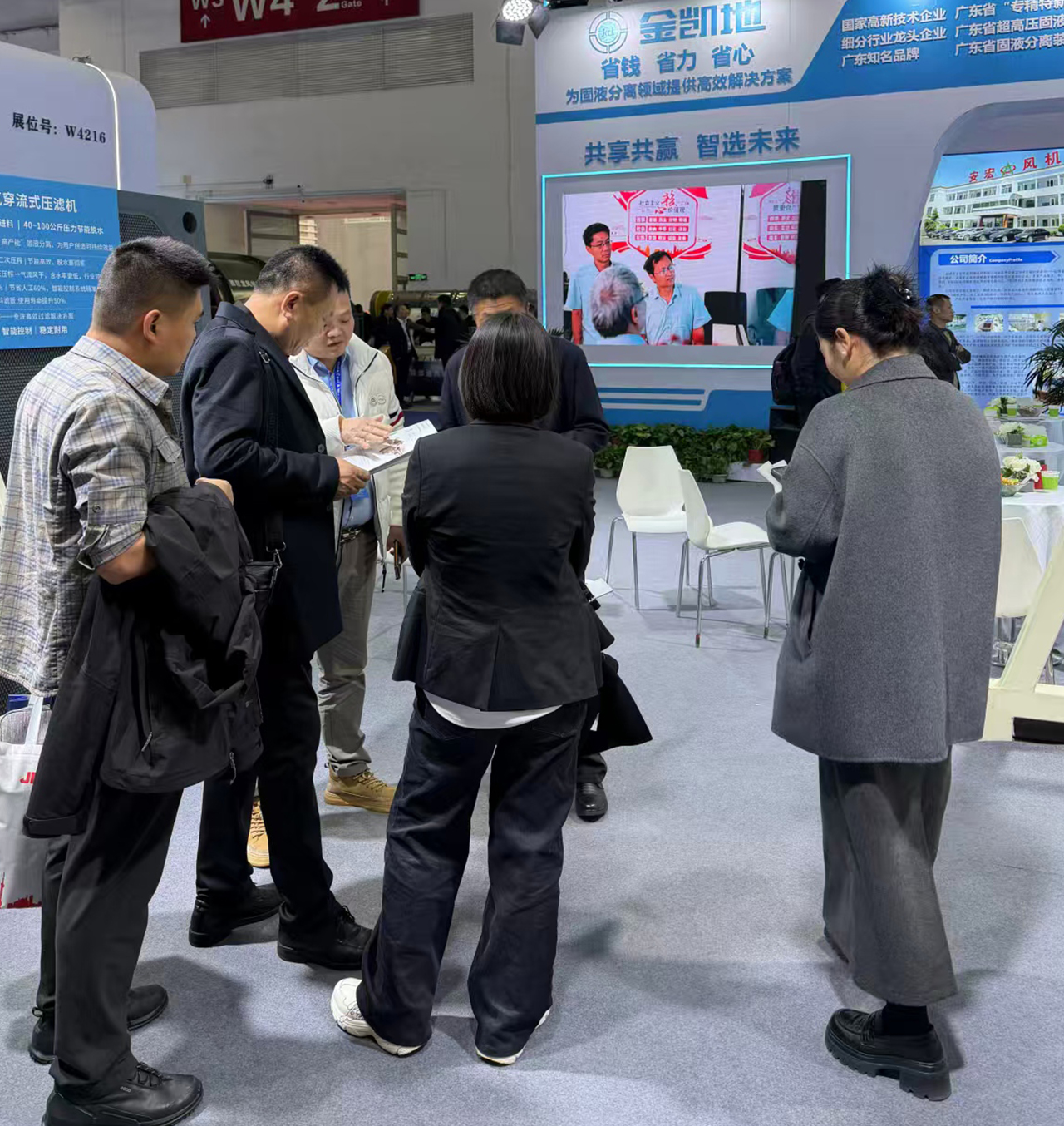 展會(huì)現(xiàn)場(chǎng)龐經(jīng)理與客戶合影 展會(huì)現(xiàn)場(chǎng)龐經(jīng)理與客戶合影