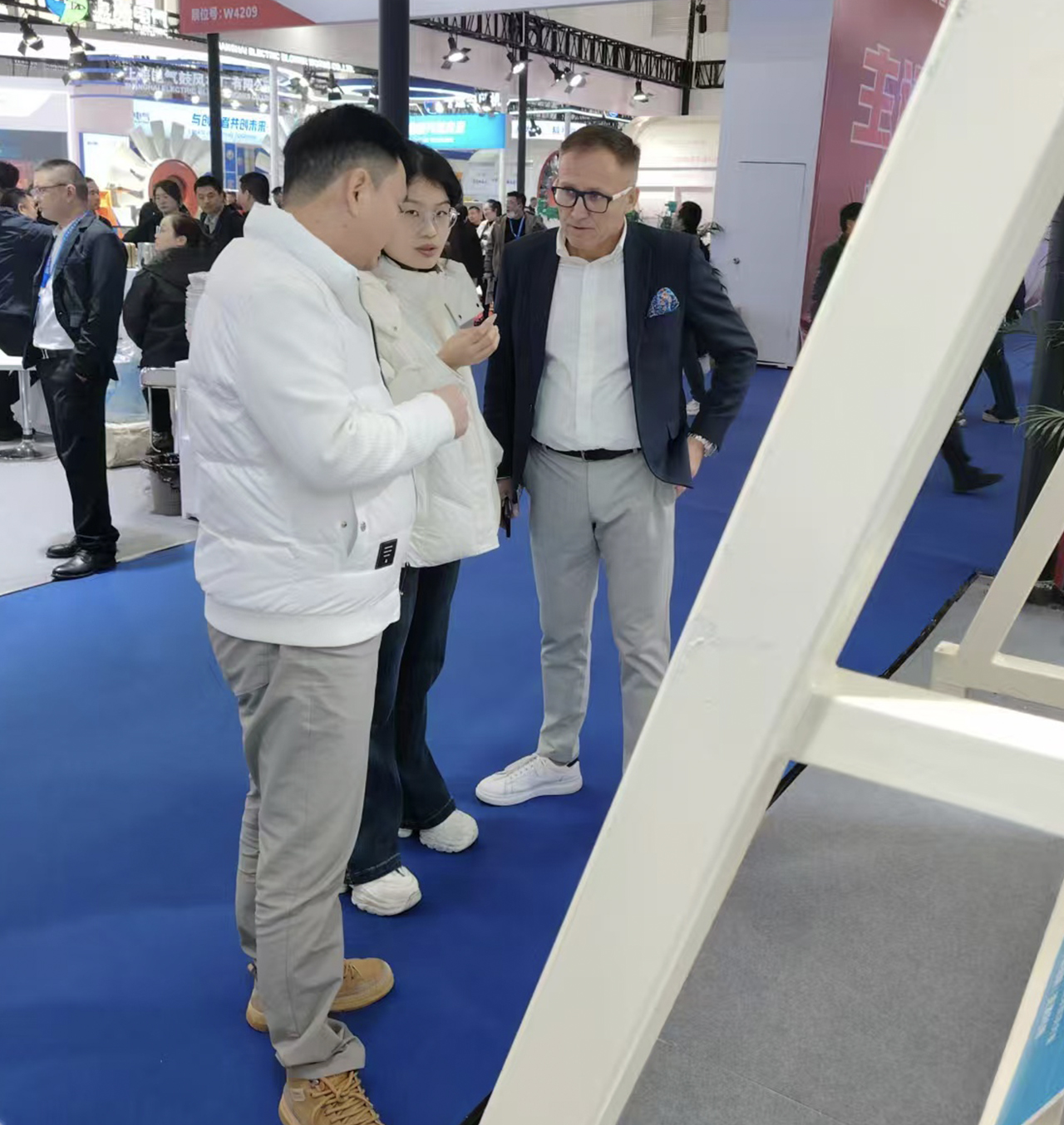 展會(huì)現(xiàn)場(chǎng)龐經(jīng)理與客戶交流 展會(huì)現(xiàn)場(chǎng)龐經(jīng)理與客戶交流